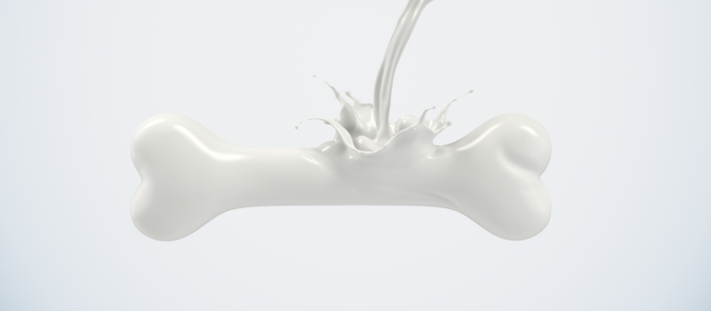 Spetterende melk in de vorm van een bot, calcium en botgezondheid