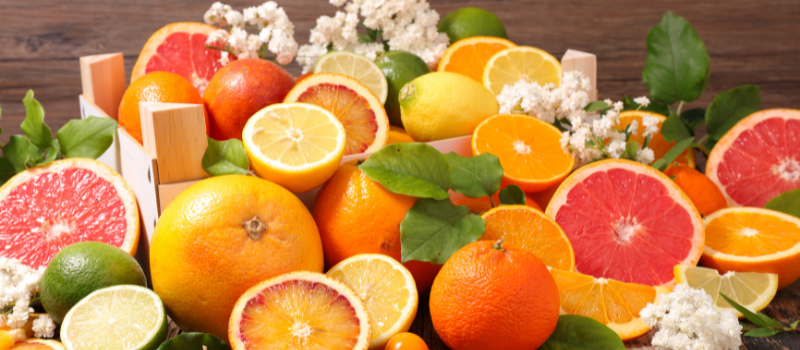 Diverse citrusvruchten zoals sinaasappel, citroen en limoen op tafel