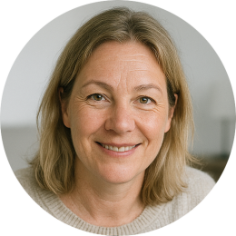 Vrouw toont Clean Reset detox programma op telefoon, laptop en doos
