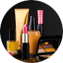 Verschillende make-up producten op zwarte achtergrond met PFAS-risico