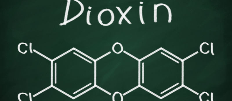Moleculaire structuur van dioxine getekend op groen schoolbord