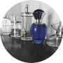 Verschillende parfumflessen met blauwe fles op voorgrond en ftalaten