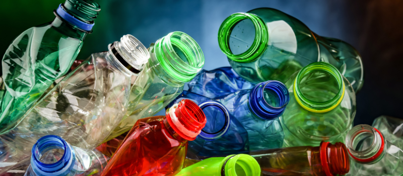 Stapel lege kleurrijke plastic flessen als symbool voor plasticvervuiling
