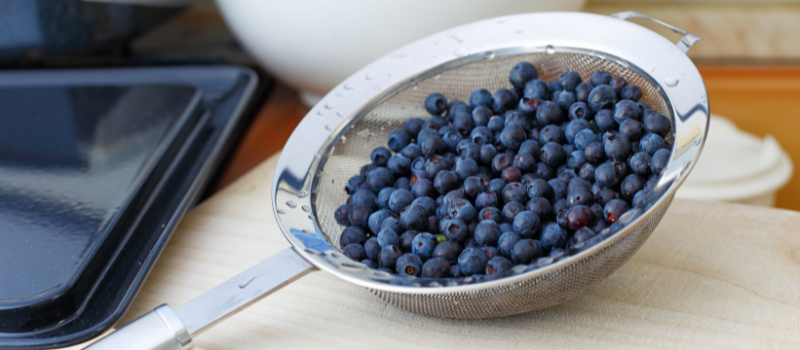 Blauwe bosbessen gewassen in een metalen vergiet.