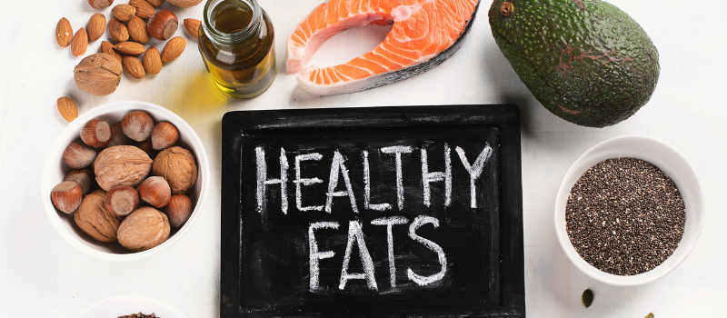 Gezonde vetten zoals zalm, avocado, noten en olie, voeding tegen ontsteking