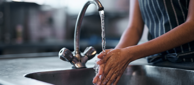 Persoon wast handen onder stromend water, hygiëne en veiligheid