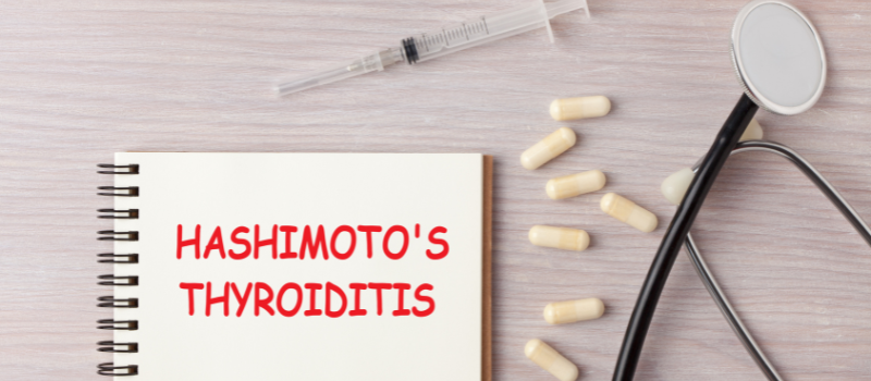 Notitieboekje met tekst Hashimoto's thyroiditis en medicijnen