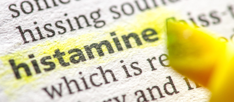Het woord ‘histamine’ gemarkeerd in een woordenboek met gele stift