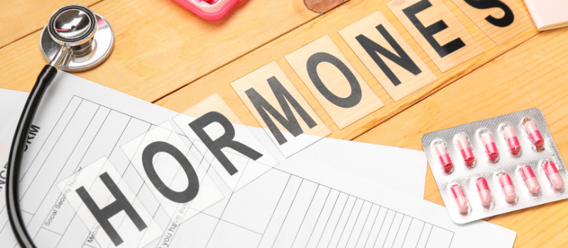 Hormonen en medicijnen op houten tafel met medische formulieren
