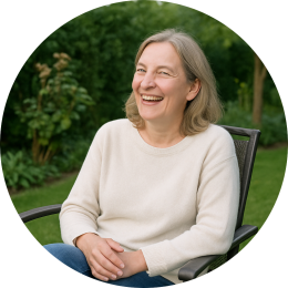 Lachende vrouw op stoel in groene tuin, natuurlijke gezondheid