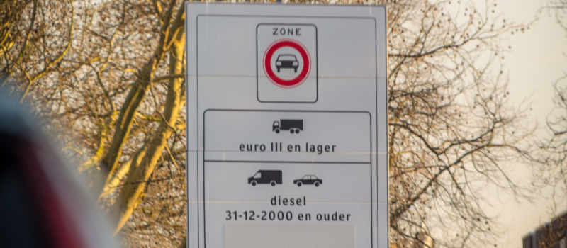 Verkeersbord dat euro III en oudere dieselvoertuigen verbiedt in lage-emissiezones