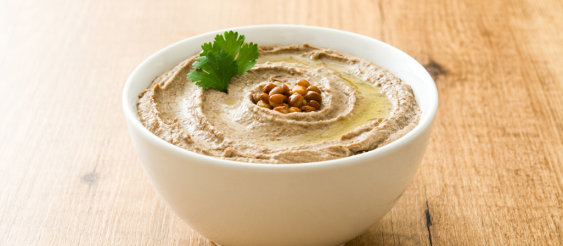 Kom linzenhummus met koriander en kikkererwten als topping