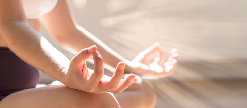 Handen in meditatiehouding, ontspanning en welzijn.