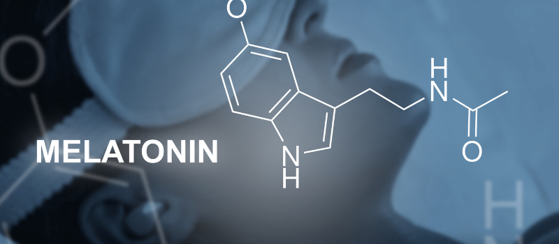 Melatonine en slaap verstoring door blauw licht, molecuulstructuur zichtbaar