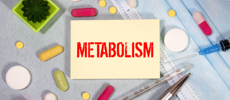 Gele kaart met 'metabolism' tussen medicijnen en spuit