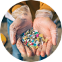 Handen met handschoenen vol kleurrijke microplastics op strand