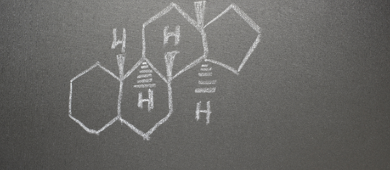 Hormoonstructuur getekend met krijt op zwart schoolbord, chemische weergave
