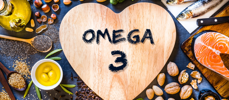 Omega 3-rijke voeding zoals zalm, noten en olie op tafel
