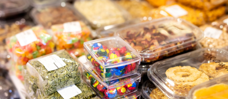 Verschillende bewerkte producten in plastic verpakkingen op markt of winkel