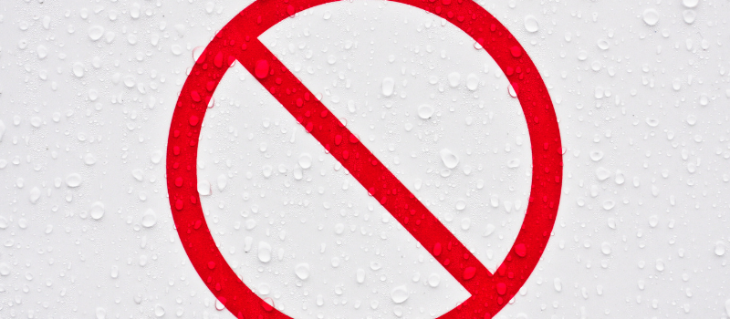 Rood verbodsbord op nat oppervlak als waarschuwingsteken