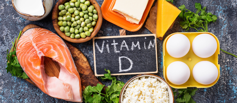 Voeding rijk aan vitamine D zoals zalm, eieren en zuivel