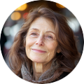 Vrouw glimlachend op spontane foto, voelt zich gezond en energiek door Danielle's superfoodcursus.