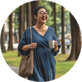 Vrouw lachend in het park, voelt zich energiek door de superfoodcursus van Danielle.