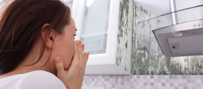 Vrouw ontdekt schimmel in keuken op de muur