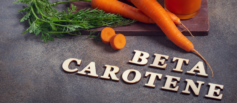 Verse wortels met tekst beta caroteen, gezonde voedingsstof