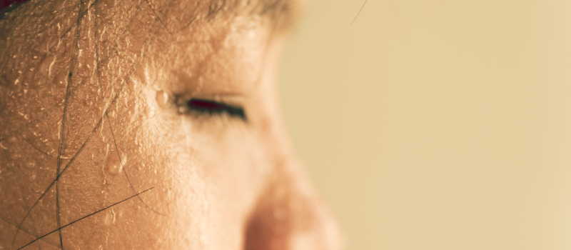 Close-up van zwetend gezicht na inspanning, tekenen van vetverbranding