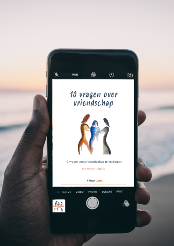 ondergaande zon met vriendschapsvragen op telefoon