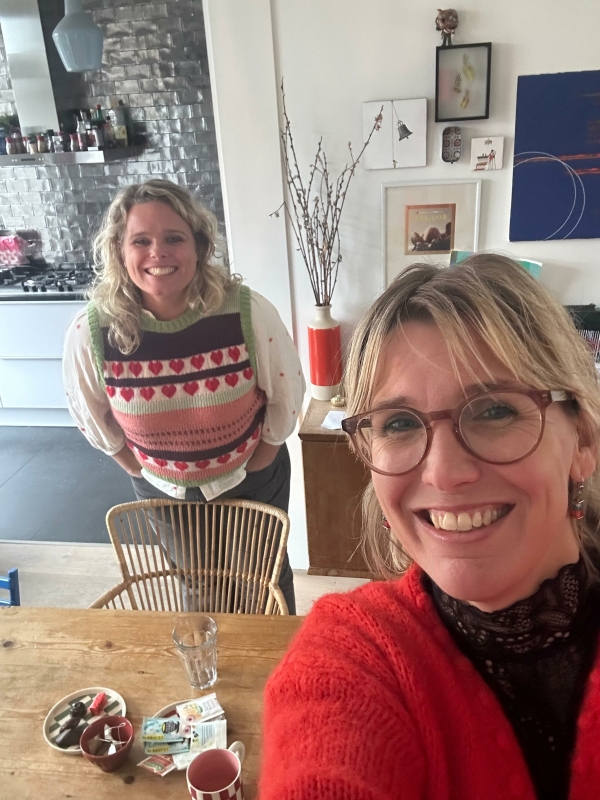 twee dames die in camera kijken