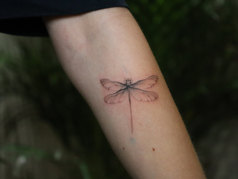 Fine line tattoo Genk Libelle