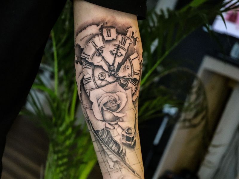 Realisme tattoo Genk roos en klok