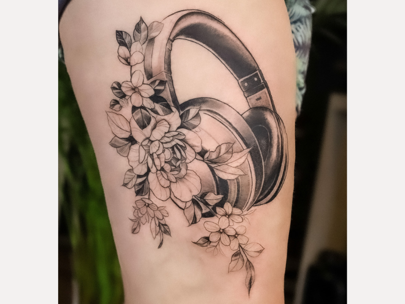 Realisme tattoo Genk koptelefoon met bloemen