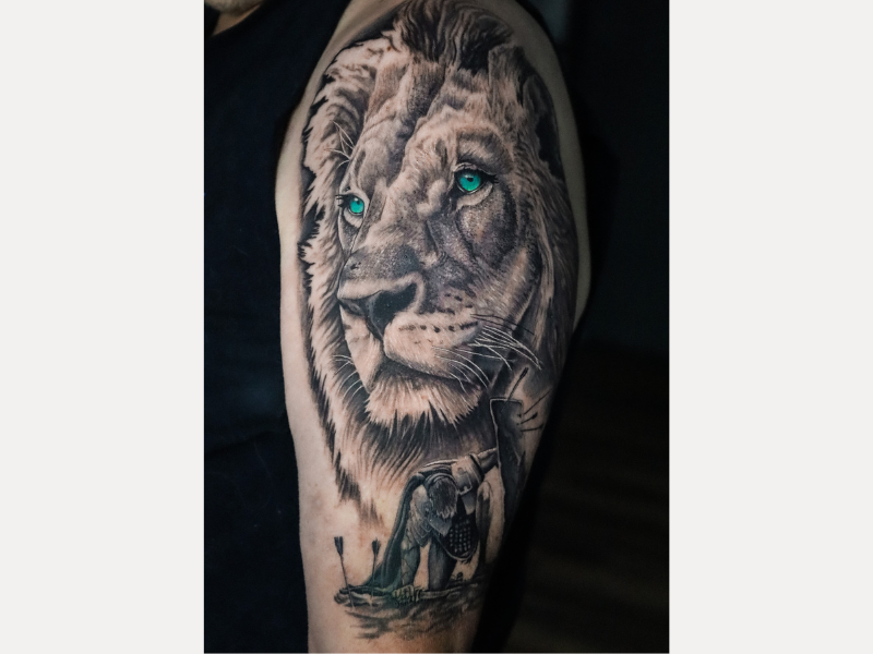 Realisme tattoo Genk leeuw met blauwe ogen