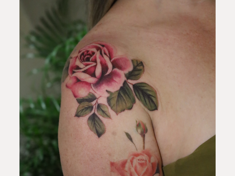 Realisme tattoo Genk roos in kleur