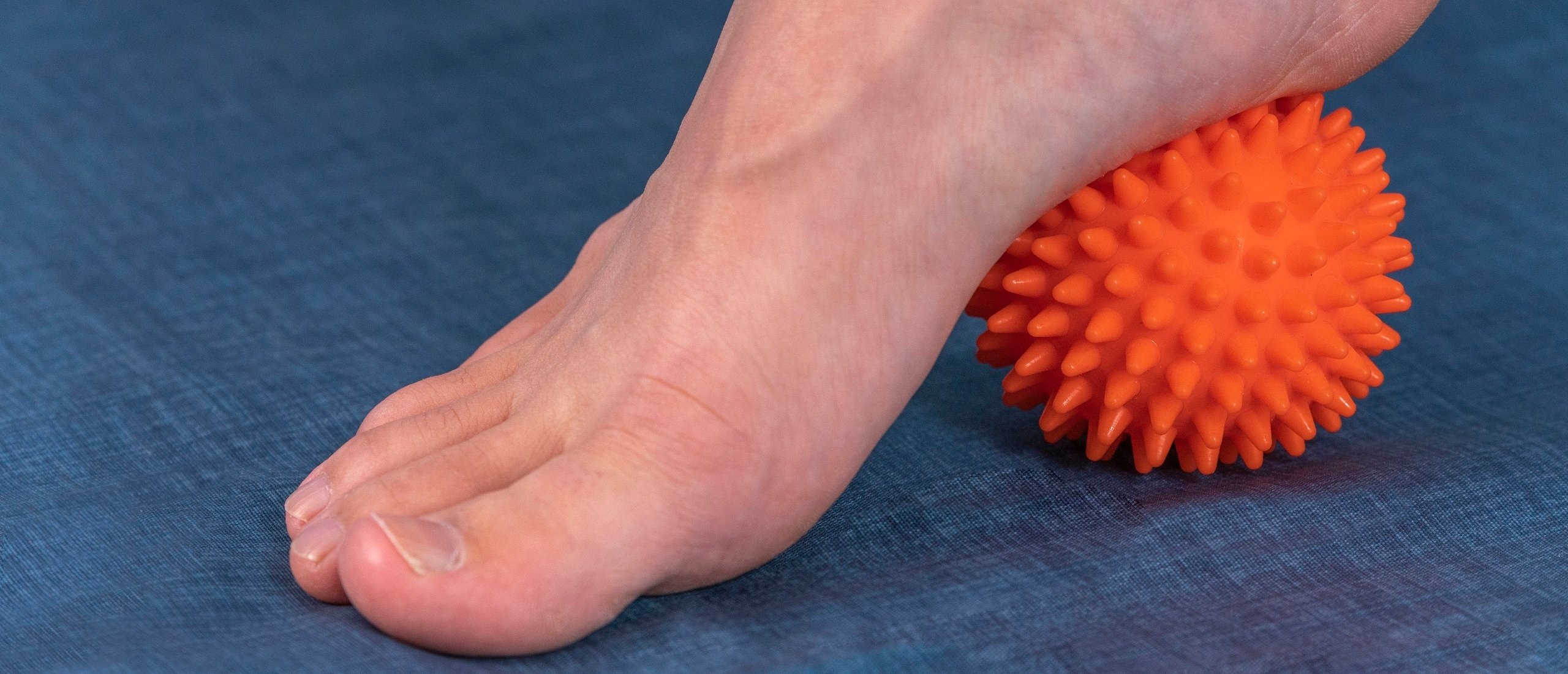 Suradam bevestig alstublieft hulp Druk of rol met de massagebal onder je voet. Zo stimuleer je de zenuwen en  bloedsomloop.