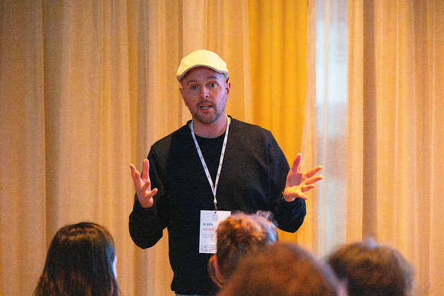 Lezing Vogelwachter Adriaan voor organisaties zakelijk Vogelwachter Adriaan geeft de lezing Bevlogen met Vitamine V aan professionals