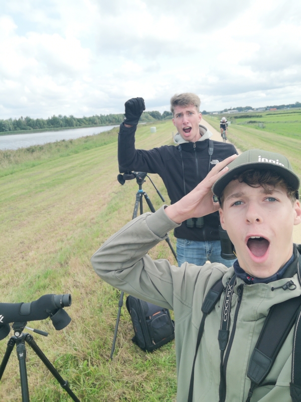 Robin Drenth en Ruben Postma na het vinden van een Kleine Topper tijdens de Vogelspotchallenge