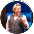 Een professionele en inspirerende portretfoto van trainer en coach Viktor Steijger, die enthousiast is over de aanpak tijdens bedrijfsuitjes.