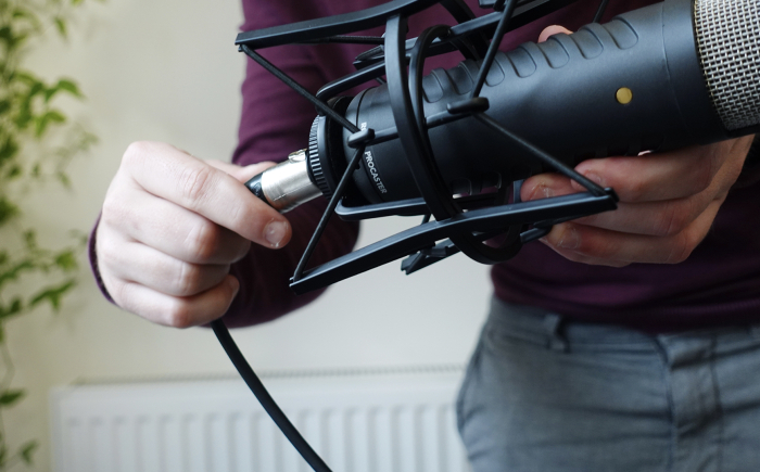podcast microfoon met microfoonkabel