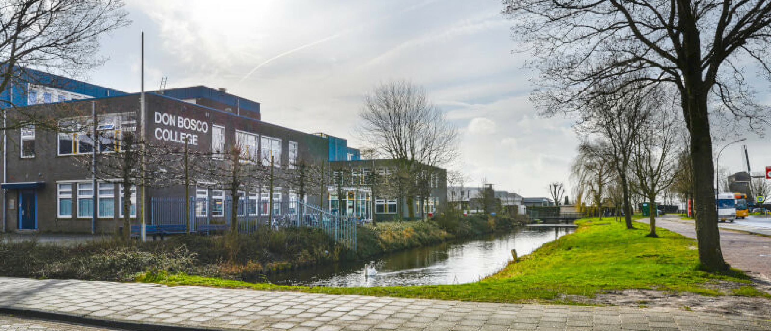 ๐๐ฏ๐๐ซ๐๐ซ๐๐๐ก๐ญ ๐๐๐ ๐๐๐ง ๐๐ญ๐ฅ๐๐ฌ ๐๐จ๐ฅ๐ฅ๐๐ ๐ (๐ฏ๐จ๐จ๐ซ๐ฅ๐จ๐ฉ๐ข๐ ) ๐ฏ๐๐ง ๐๐ ๐๐๐๐ง, ๐ง๐ฎ๐ญ ๐๐ง ๐ง๐จ๐จ๐๐ณ๐๐๐ค ๐ง๐ข๐๐ญ ๐๐๐ง๐ ๐๐ญ๐จ๐จ๐ง๐