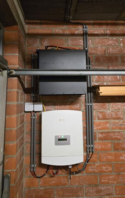 Door ons geplaatste installatie hybride omvormer + Pylontech batterij