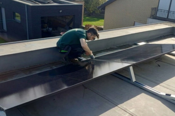 Dario fanelli zaakvoerder volteno die ene zonnepaneel installeert