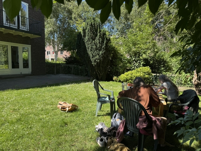 Heldere Blik op Jouw Zicht dag in de tuin bij VolZicht Deelnemers genieten in de tuin tijdens de Heldere Blik op Jouw Zicht dag van Karin Hogenboom