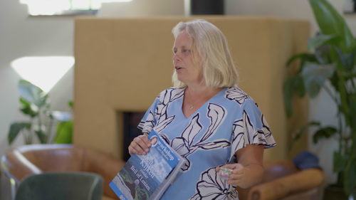 Karin Hogenboom met het VolZicht-boek tijdens de live dag, kijkend met begrip en aandacht in plaats van een opgeheven vingertje