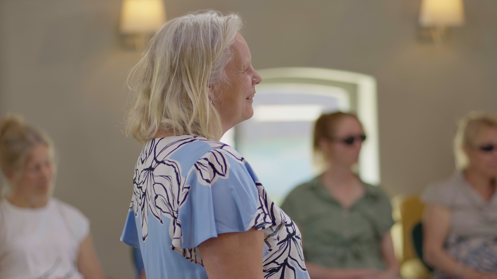 waarnemen met jouw ogen Karin Hogenboom met deelnemers tijdens de VolZicht live dag over anders leren waarnemen en zien