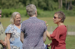 Groep VolZicht-deelnemers deelt ervaringen in de natuur tijdens de live dag over natuurlijk beter zien