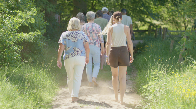 Aardcontact ogen ontspannen blote voeten in de natuur Natuurlijk zien grounding oefening bos VolZicht